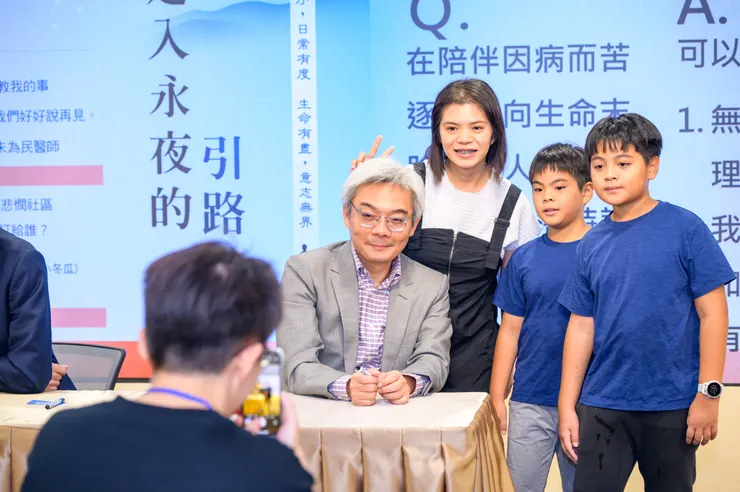 簡思嘉護理師與她的兒子們