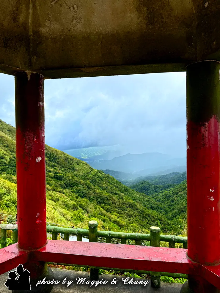 不厭亭海拔雖然只有531公尺，但風景美如畫，有著小武嶺的美名。這裡可以觀日出、賞夜景。  每年11月，秋天將瑞雙公路染上一片雪白，更是秋季限定美景。