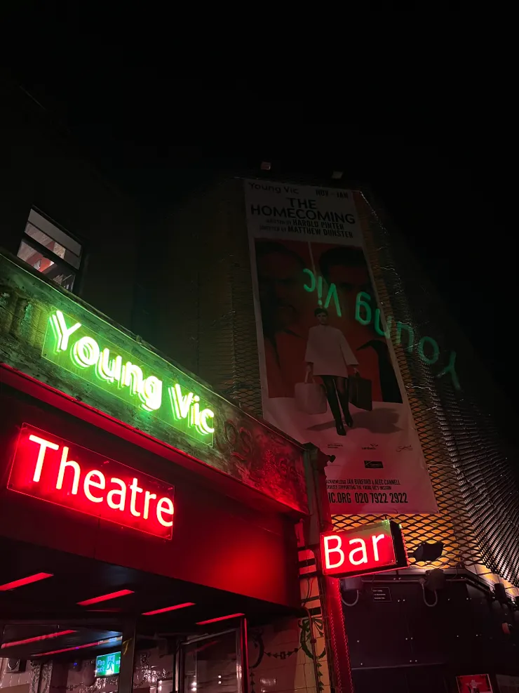 Young Vic 劇院外的海報