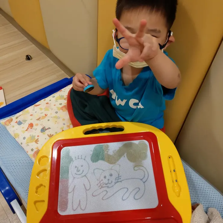 正跟我炫耀他的收養家庭有一隻貓的可愛小童。患有先天眼疾的他，特別瘦弱，很不容易找家。幸好他的收養父母有一些醫療相關背景知識，歡迎並期待他加入他們的家庭。