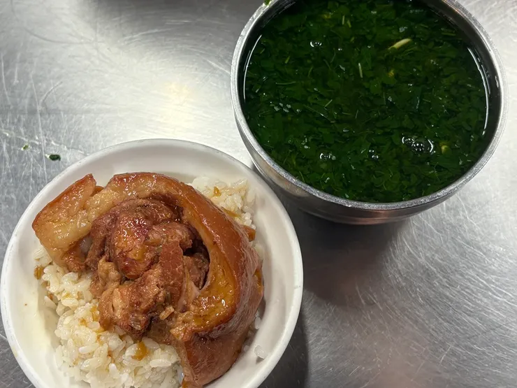 台中二市場魯肉邱的爌肉飯與麻薏。