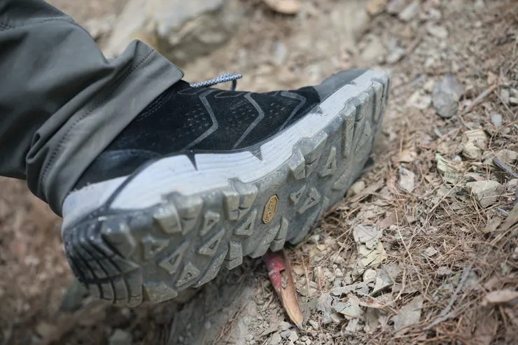 黃金大底拿來日用看起來很浪費,但其實超耐磨的,這是磨了8個月的鞋底,齒痕依然很清晰。 追根究底,它本來就是設計給更粗糙更硬的地面用的底,拿來都市日用根本牛刀殺雞,比起小時候一雙鞋活不過一年的普通品牌,這才是我最需要的鞋子(但售價大概也是兩倍左右就是,看喜歡每年換鞋,或一雙穿兩倍時間囉!)