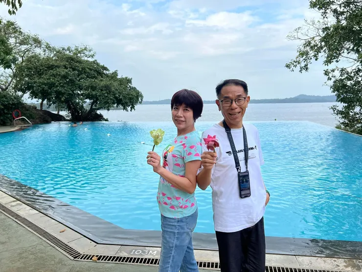 泳池畔兩朵花合照