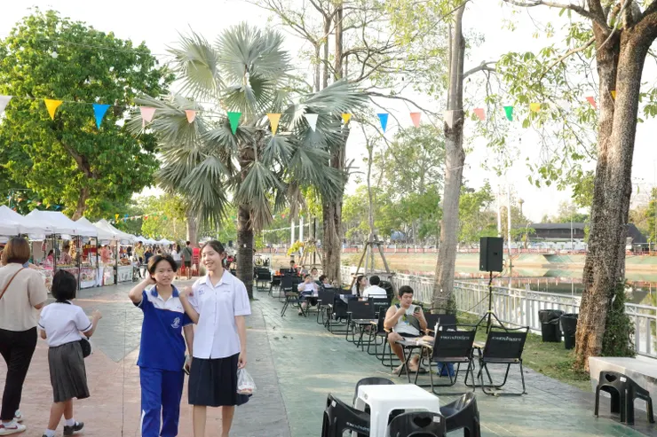 學生下課結伴前往