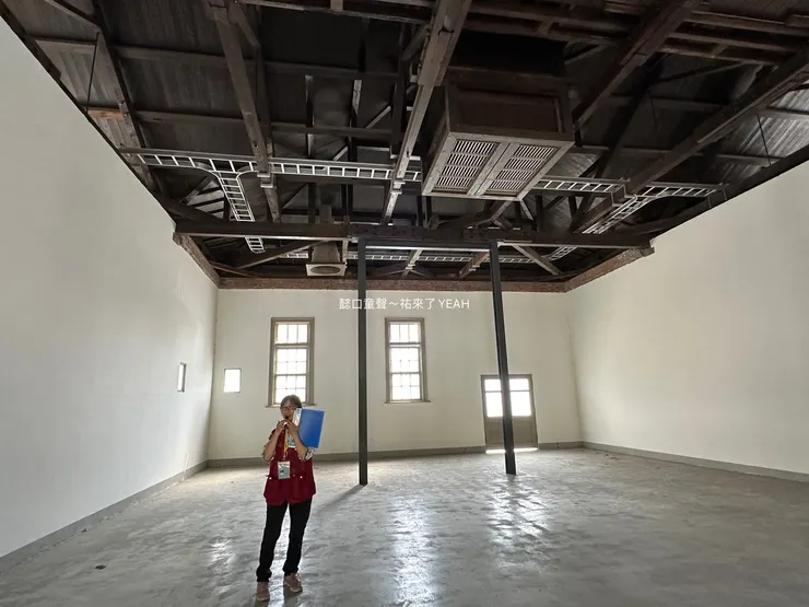 天花板上有鍋爐孔,判斷這裡以往為日本人的澡堂。