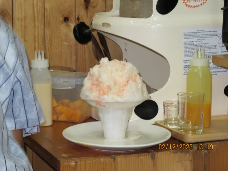 這就是剛刨好的刨冰了，我拍照時Jane給嚇了一跳。