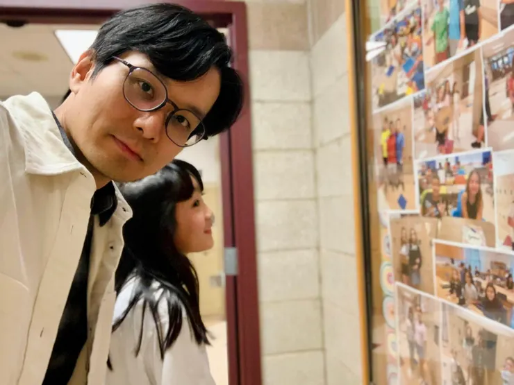 在學校的牆上看到昵昵在中學的照片紀錄