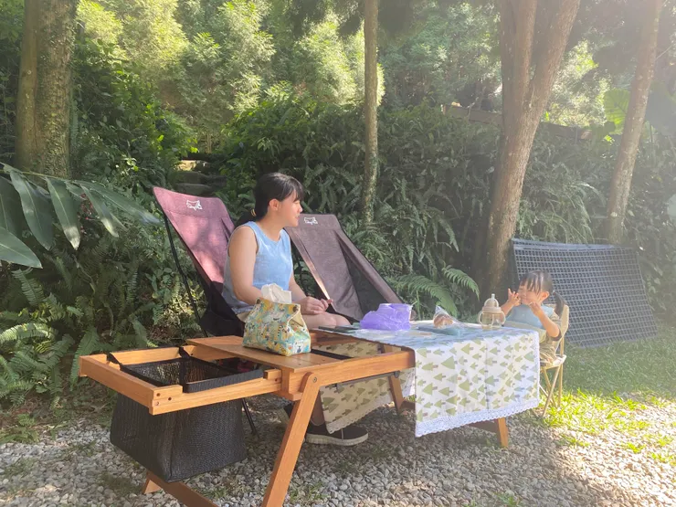 虎皮蛙區被許多大樹包圍，直接打開桌子吃起午餐都不嫌熱