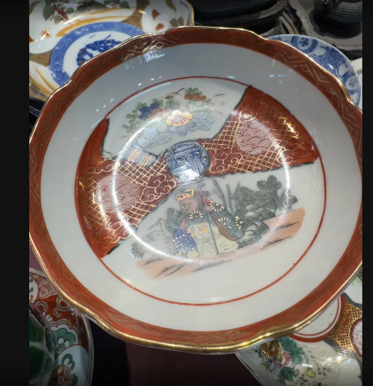 金襴手（金欄手）風格，它以濃艷的青花為底，再覆以赤繪與金彩，富麗堂皇，是當時出口歐洲的暢銷品