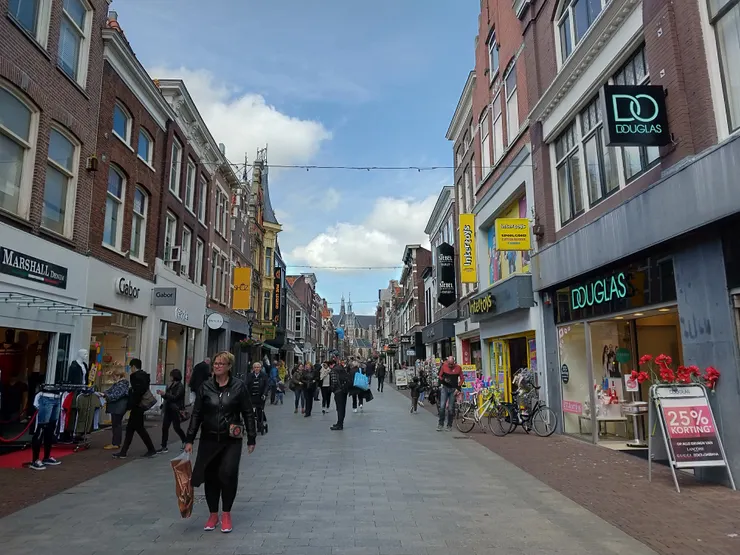 這條街道兩側都是商家