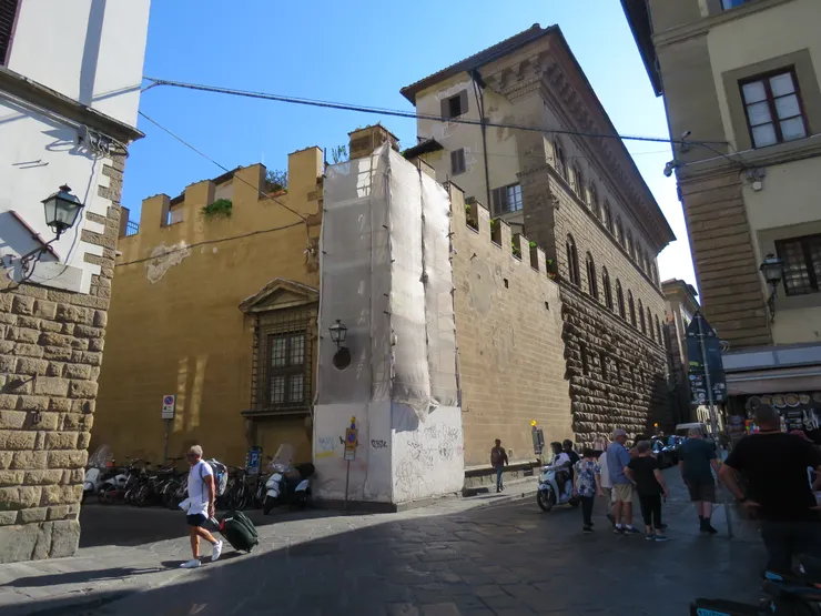 走進老街區，兩旁建築，古老石磚牆壁、拱門柱子。