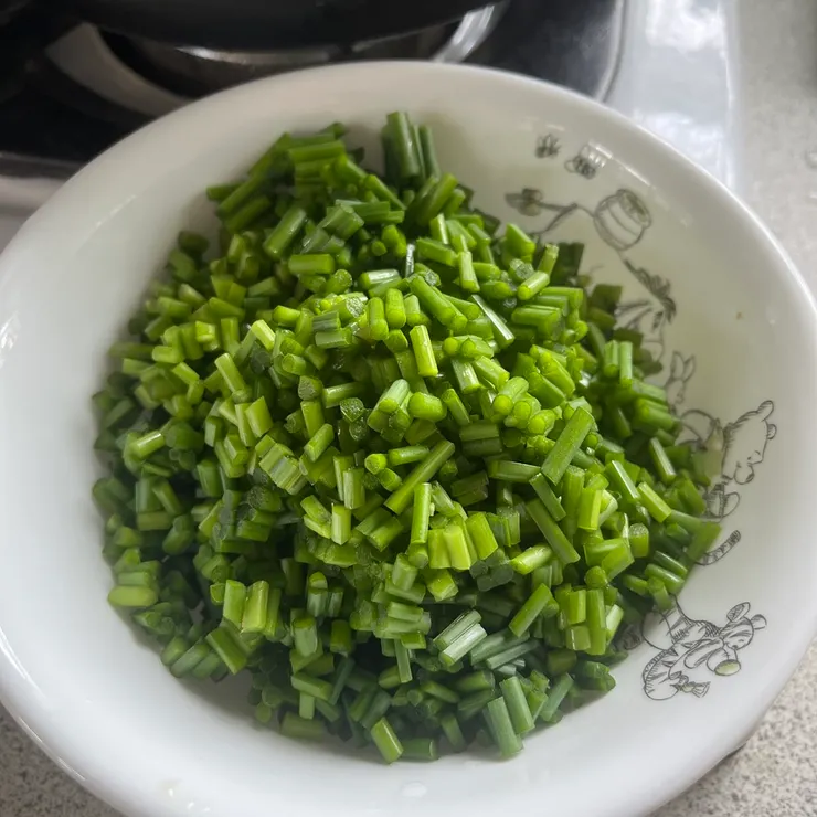 切成粒的韭菜花