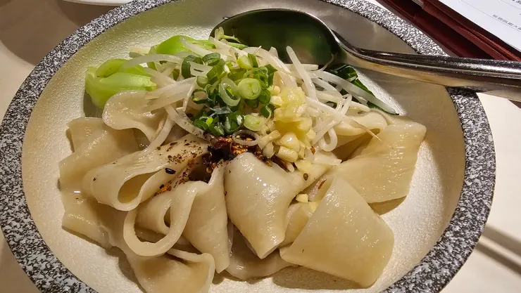這是中國大陸美食油潑麵!