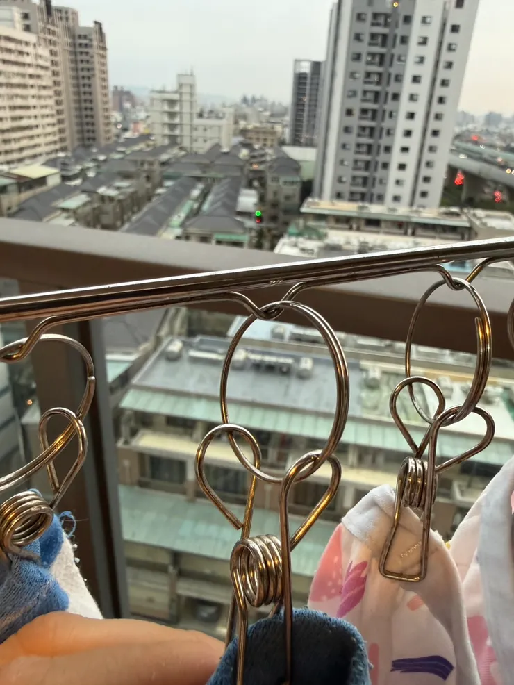 雖然有微生鏽和偶爾鬆脫的小毛病，但金屬材質的好處就是耐操，扣回去就好。