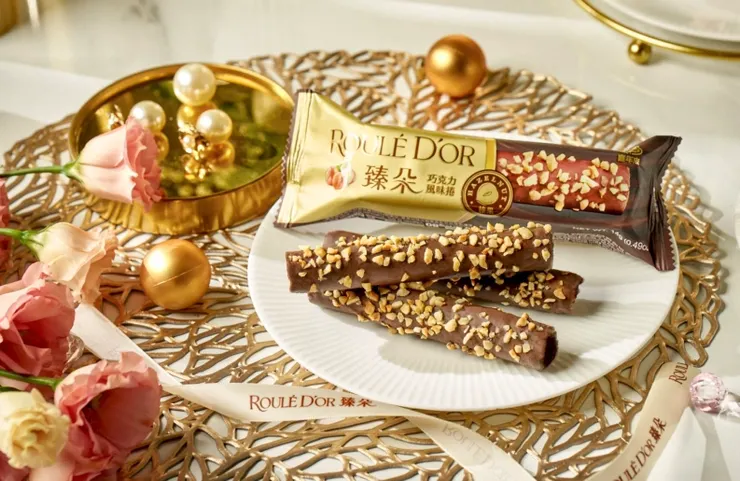 喜年來「臻朵巧克力風味捲」採用獨家創新技術，呈現多層次的咬感，突破傳統蛋捲框架。