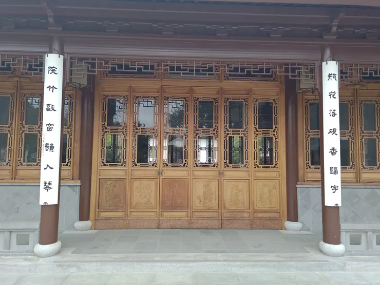 「瓶花落硯香歸字,院竹敲窗韻入琴」對聯