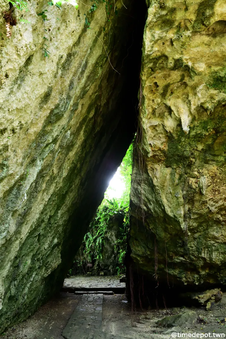 三角形的洞口慎露出陽光，增添神秘感