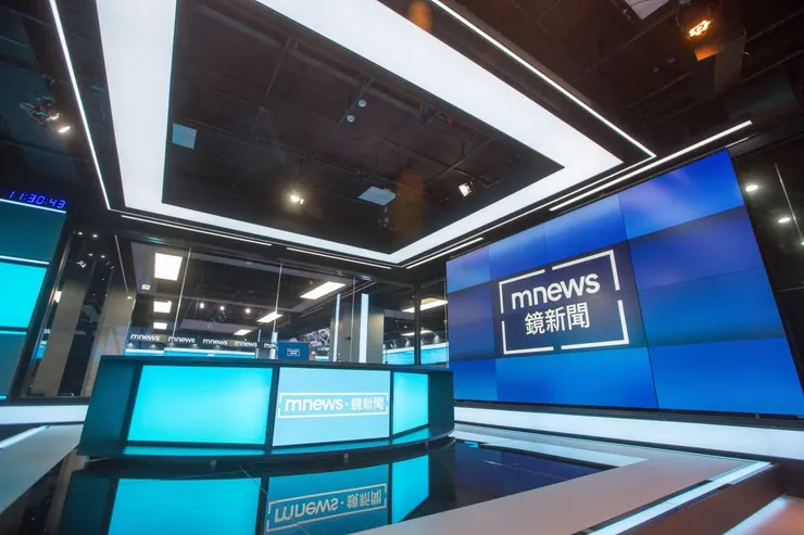 另外可以很明顯的發現這是跟鏡電視新聞借攝影棚拍攝，圖片來源：鏡新聞