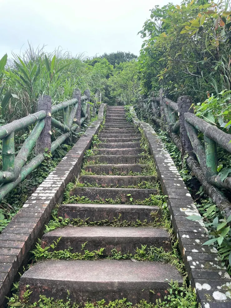 前往大武崙砲台樓梯
