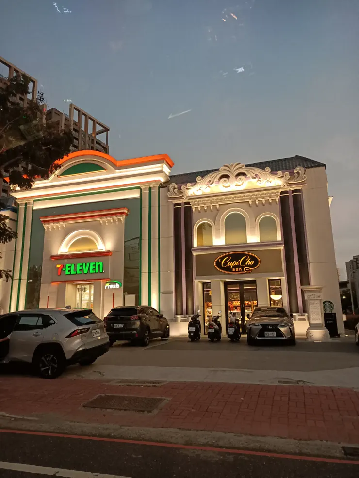 🐷叫我拍，其實我們有來過，🐷說晚上看起來不一樣，不就...開燈了