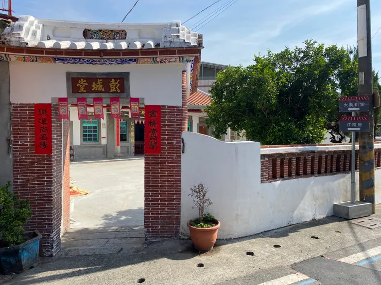 在彎曲巷弄裡散落的各種客家建築