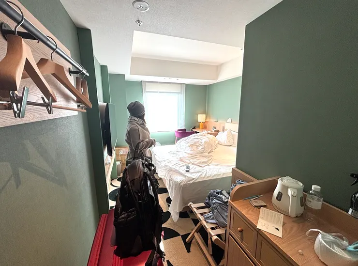 住飯店，當你check in時，這房間與飯店像是你家般給你安定與安全的居所，但當你Check out之後，這一切就跟你沒關係了。