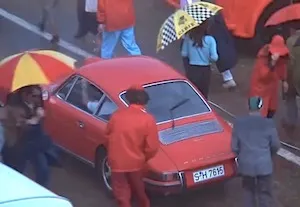 Stuttgart-registered 1968 年 A 系列 911S，在 1970 年 6 月的勒芒 24 小時耐力賽中，於維修區午後降雨時被捕捉到後雨刷啟動的畫面。該場景出現在 1971 年的電影《Le Mans》中。