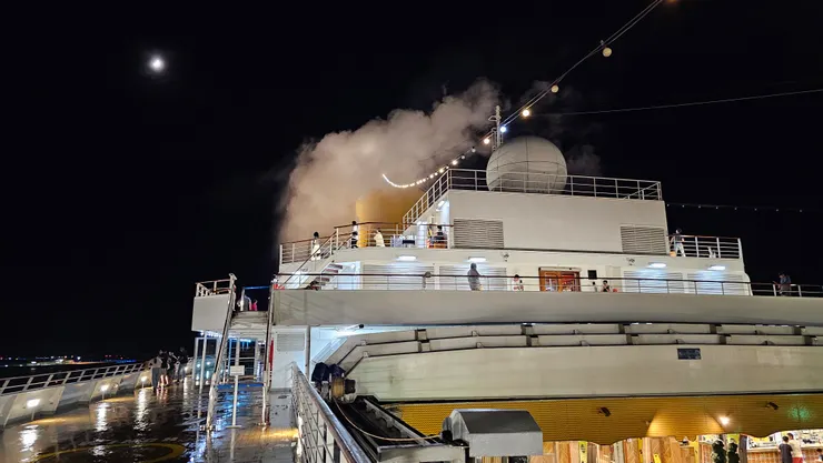 在歌詩達郵輪莎倫娜號甲板上賞月真的好有趣!