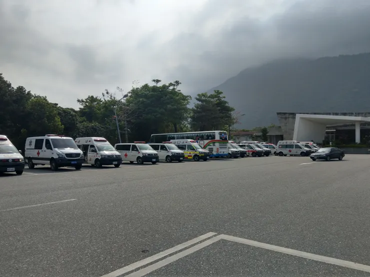 新城車站前的廣場，停了很多輛救護車。