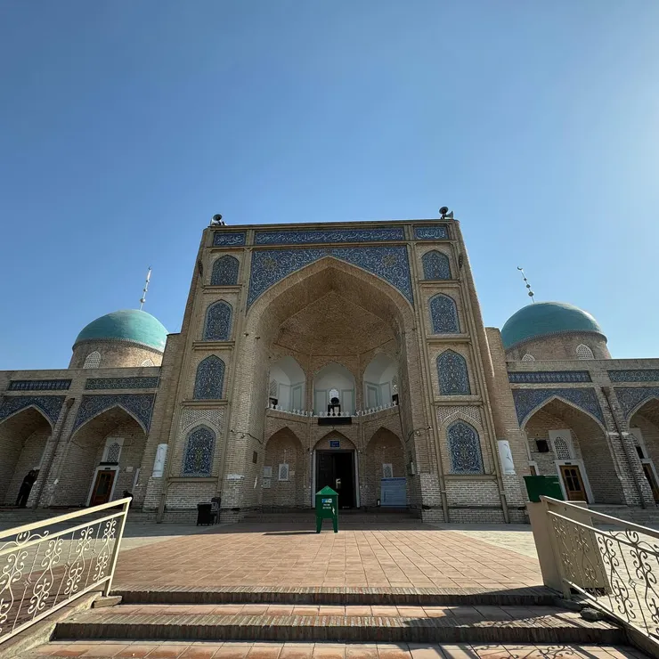 可汗家族墓園旁的清真寺