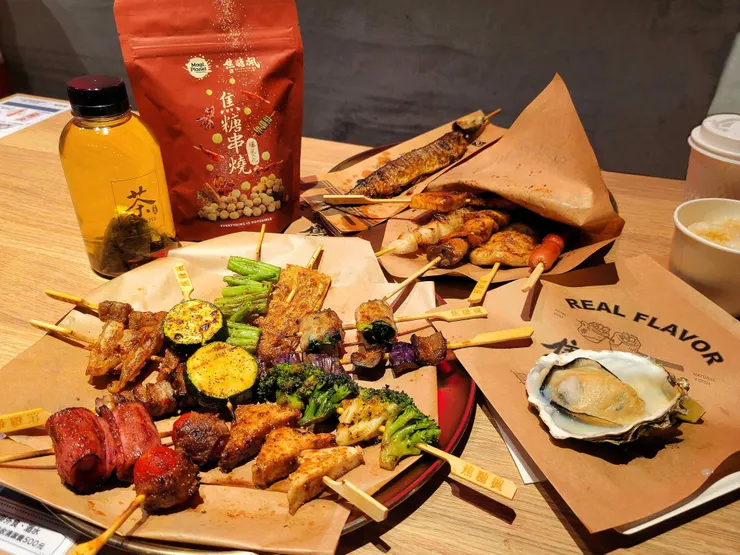 圖說：焦糖楓中秋限定滿額贈，單筆消費滿568元，就送焦糖楓與星球工坊聯名的「焦糖串燒口味」爆米花一包，限量贈送千萬要把握！（資料來源：焦糖楓與專業噗嚨共Miso吃走）