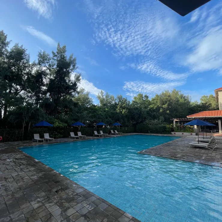 飯店大廳深處即是泳池，旁邊有一個小的按摩池