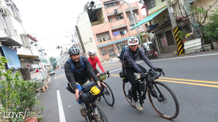 當天天氣還是有點涼，所以大家都是穿著長袖車衣或是外套。