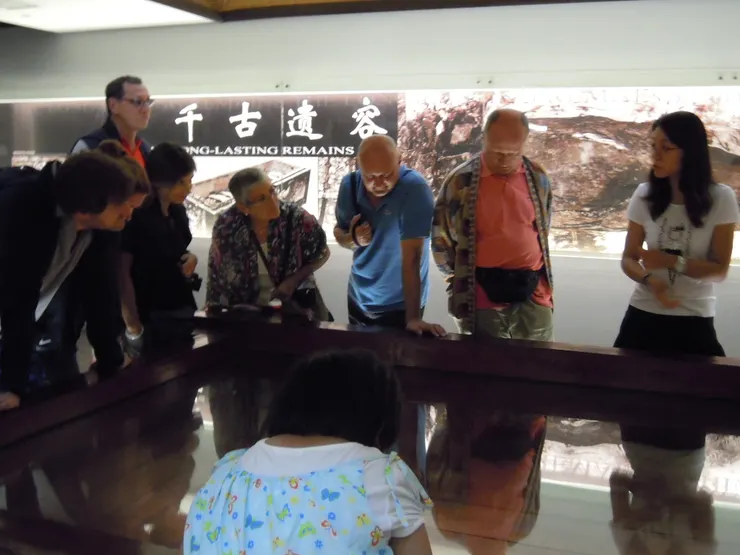 在場的外國人看到辛追遺容，每個都目不轉睛