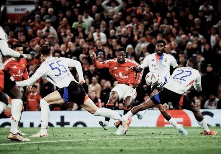 美度禁區內抽射破網助曼聯追和4:4