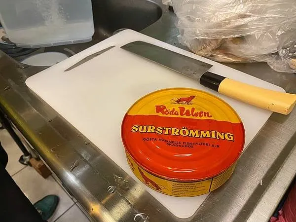 2021年與朋友們試吃鯡魚罐頭時的照片，文章可點連結