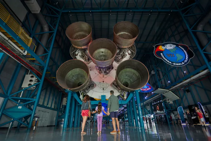 佛羅里達州甘迺迪太空中心遊客中心展示土星五號。圖：美國國家旅遊局／提供。