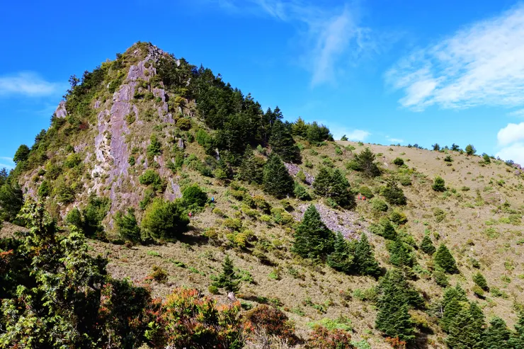 ▲塔芬尖山：峰尖有如斜刃的雕刻尖刀，頗具個性之美。