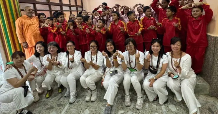 不丹旅遊團體與當地人民合照