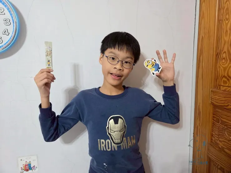 姪子真的很愛那張貼紙XD
