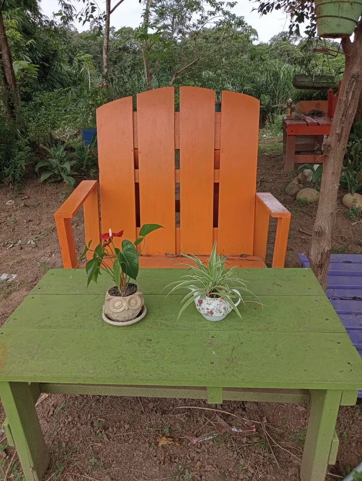 廢棄棧板 釘製的休閒桌椅組