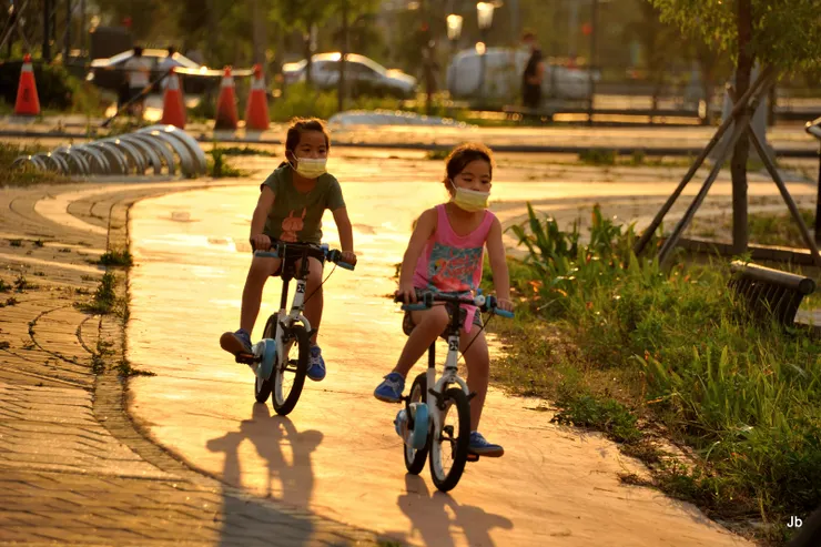 嘻鬧的孩童未來將安居何處