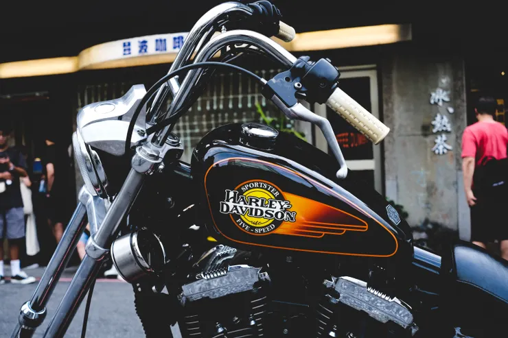 路過的哈雷/顏色、曲線、完形知覺(三角形)