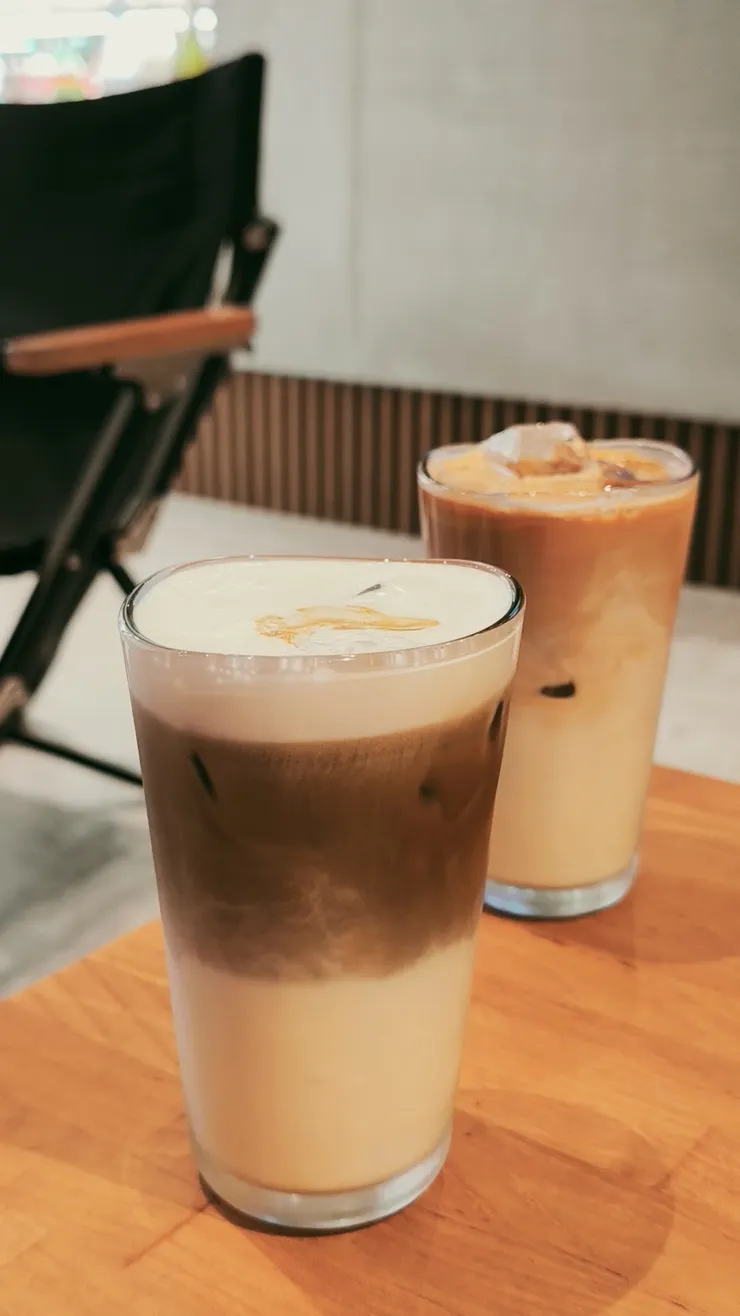 焙茶拿鐵 (前)、咖啡拿鐵 (後)