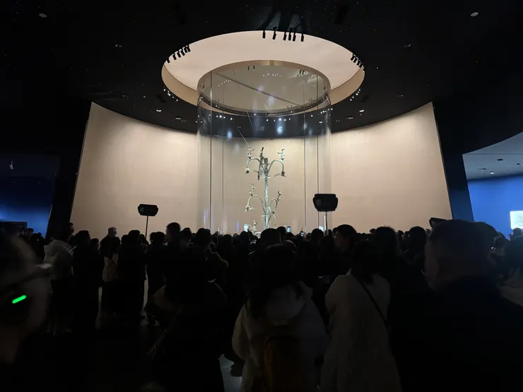 被譽為鎮館之寶:大型青銅神樹(神樹以圓柱透明玻璃保護,以照片中的參觀人影可以得到此神樹尺寸的概念)