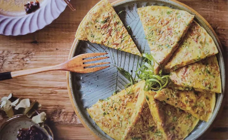 櫻花蝦煎餅 (圖片引自本書第192頁) 自己煎的櫻花蝦餅可以放很多的蝦，而且我覺得「木叉」好美哦~