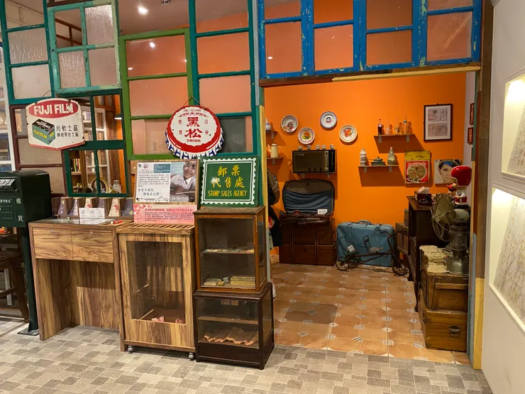 這一角落擺放著歷史文件，述說當年那些人顛沛流離的故事