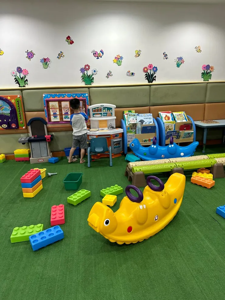 孩子遊戲區樂翻天