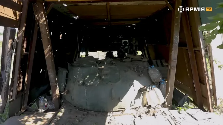 透過前後四根柱子在T-62上立起裝甲板的基礎結構。(畫面來源：Армія TV)