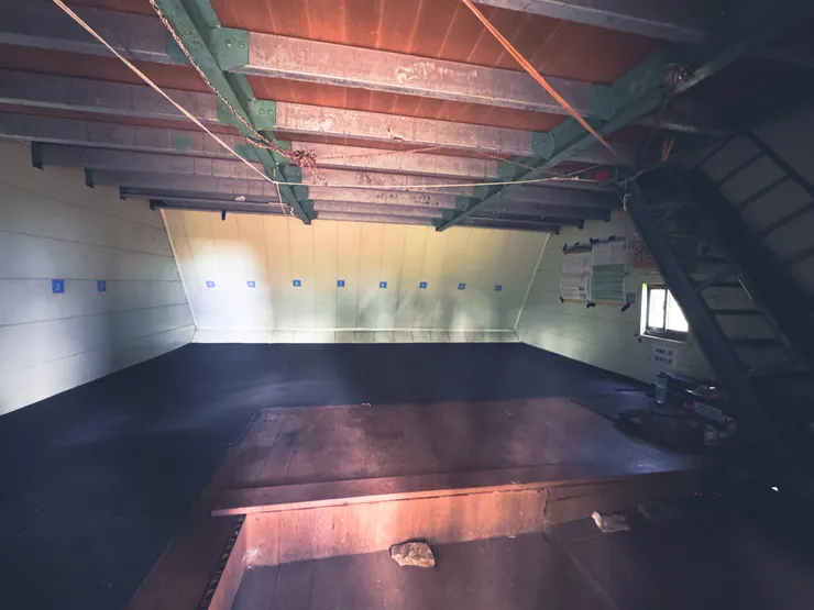 素密逹山屋內部  此時阿鵝頭痛不舒服在屋內休息，而我則獨自前往穆特勒布山